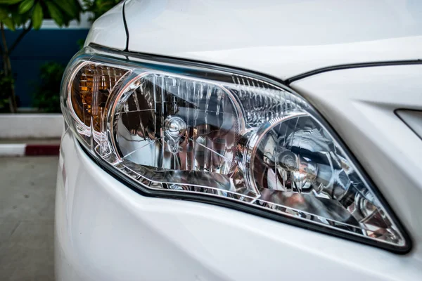 Faro una luz potente en la parte delantera de un vehículo de motor . — Foto de Stock