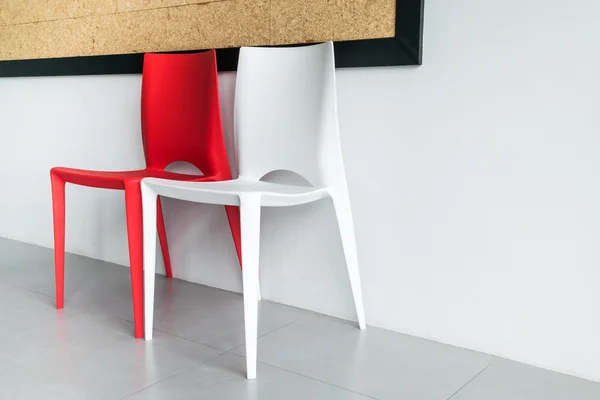 Rote und weiße Stühle auf das weiße Zimmer. — Stockfoto