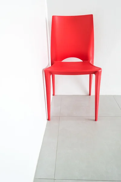 Silla roja en la habitación blanca . —  Fotos de Stock