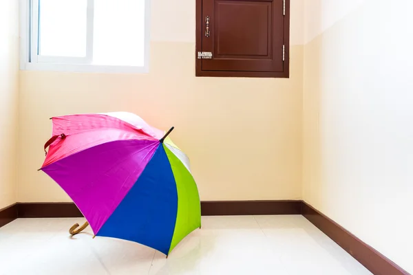 Paraguas coloridos colocados en una esquina de la habitación . — Foto de Stock