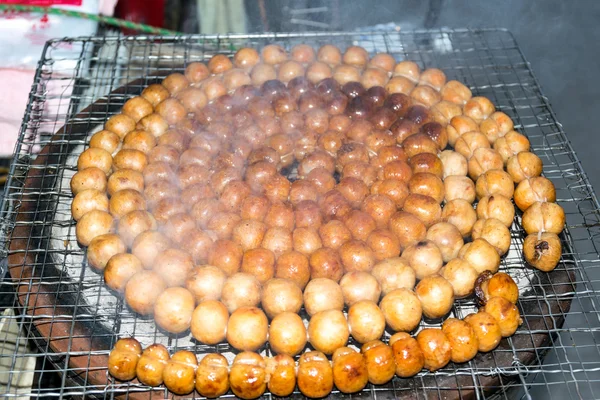 Schweinswürste auf Holzkohle gegrillt. — Stockfoto