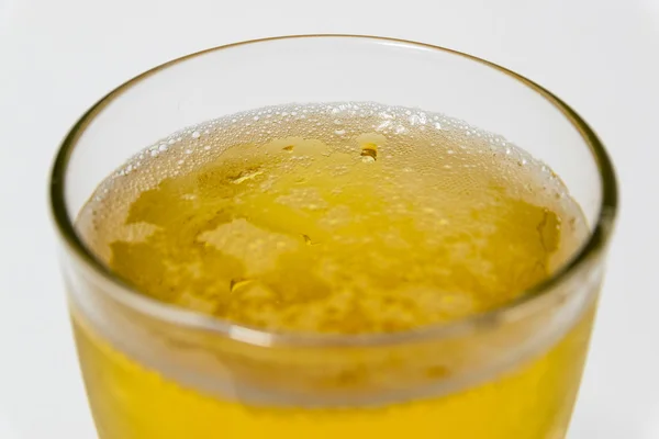 Cerveja bolhas brancas douradas no vidro . — Fotografia de Stock