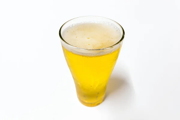 Cerveja bolhas brancas douradas no vidro . — Fotografia de Stock