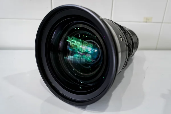 Schoonmaak lens filter digitale camera door alcohol. — Stockfoto