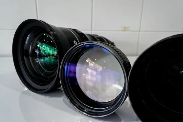 Schoonmaak lens filter digitale camera door alcohol. — Stockfoto