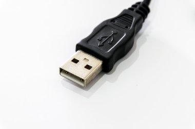 izole beyaz zemin üzerine siyah usb konektörü.