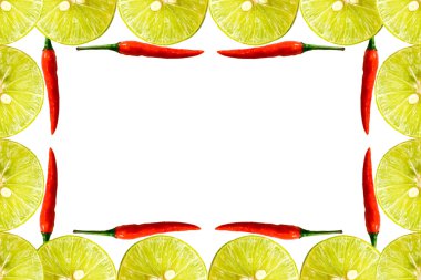 Taze kırmızı biber ve dilimlenmiş limon.