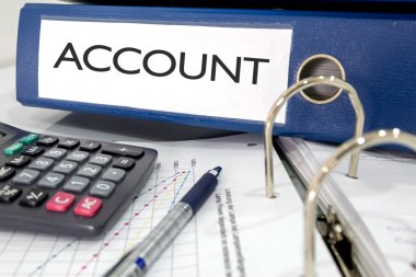 Pazarlama dosya klasörü masada