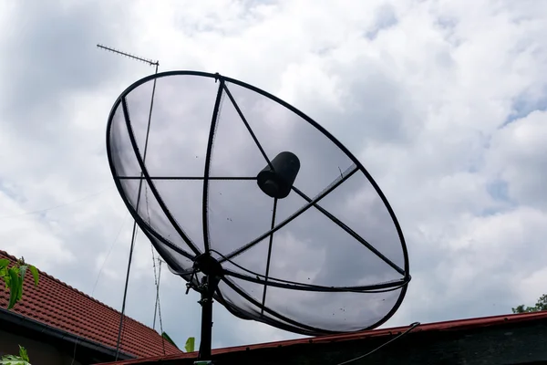 Antena parabólica no telhado. — Fotografia de Stock