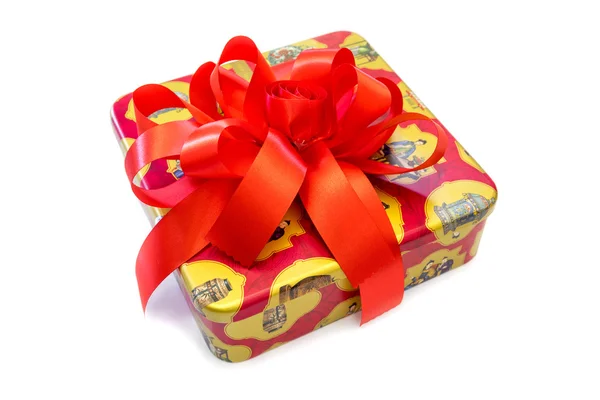 Caixa de presente amarrado com um arco vermelho . — Fotografia de Stock