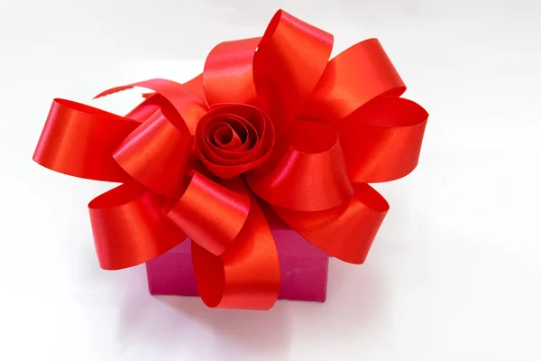 Boîte cadeau attachée avec un arc rouge . — Photo