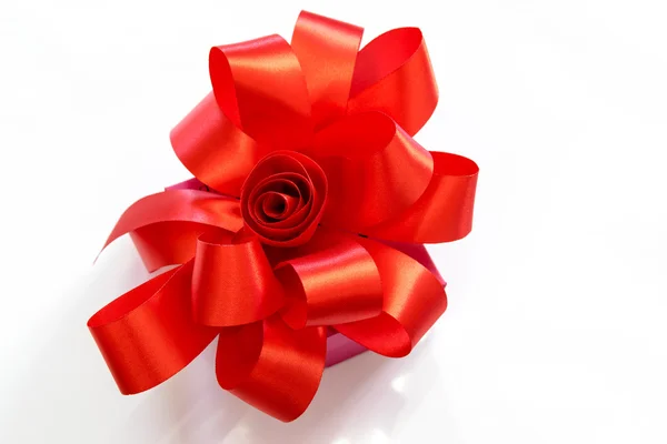 Boîte cadeau attachée avec un arc rouge . — Photo
