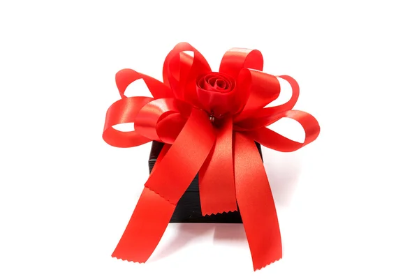 Confezione regalo legata con un fiocco rosso . — Foto Stock