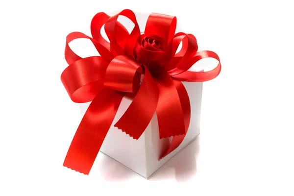 Bir kırmızı yay ile bağlı hediye kutusu. — Stok fotoğraf