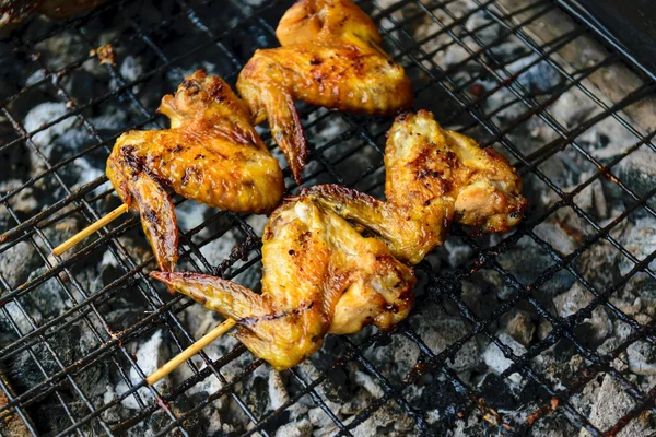 Gegrilde kip op het fornuis. — Stockfoto