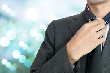 Arka plan aydınlatma üzerinde genç iş adamı.