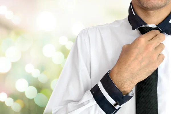 Jovem empresário vestindo uma camisa branca e gravata preta . — Fotografia de Stock