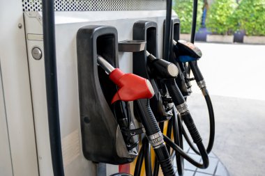 Yakıt ve Benzil için yakıt meme ödeme.