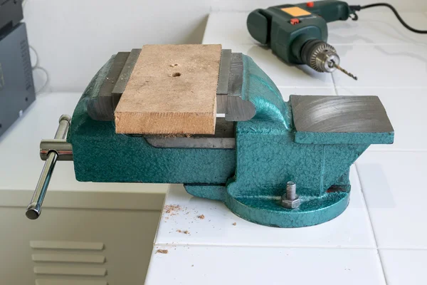 Bench clamp in the tool room. — Stock Photo, Image