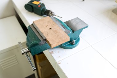 Tezgah kelepçe aracı odasında.