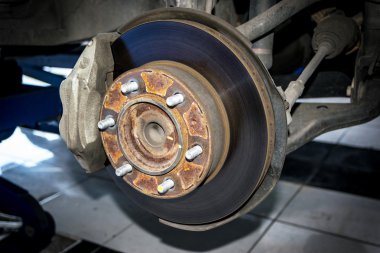 Arabanın ön disk frenler.