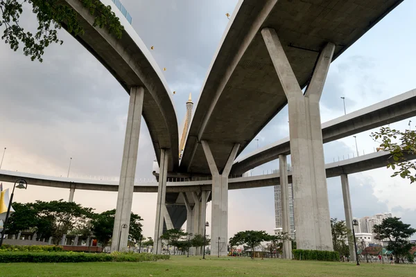 Bajo el cielo elevado . — Foto de Stock