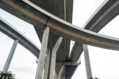 Yükseltilmiş gökyüzü altında.