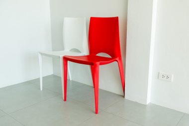 Kırmızı ve beyaz sandalye.