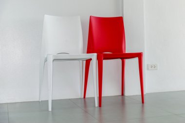 Kırmızı ve beyaz sandalye.