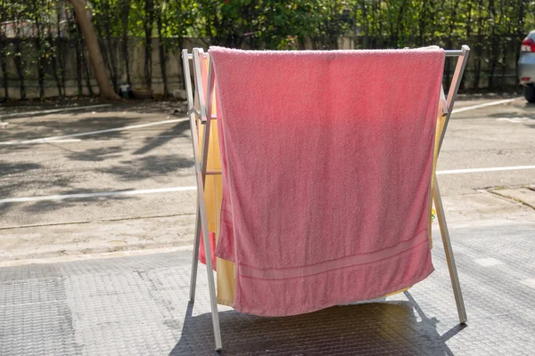 Trocknen von Handtüchern an der Wäscheleine. — Stockfoto