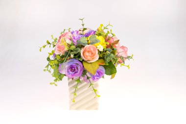 Vazo plastik çiçekler odası.