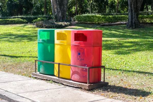Papelera colorida Parque — Foto de Stock