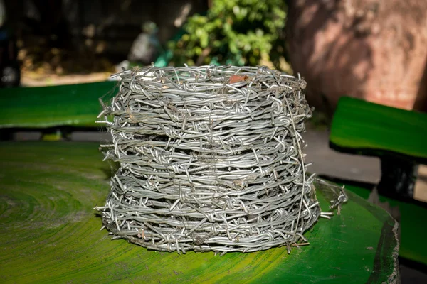 Dikenli tel bir rulo — Stok fotoğraf