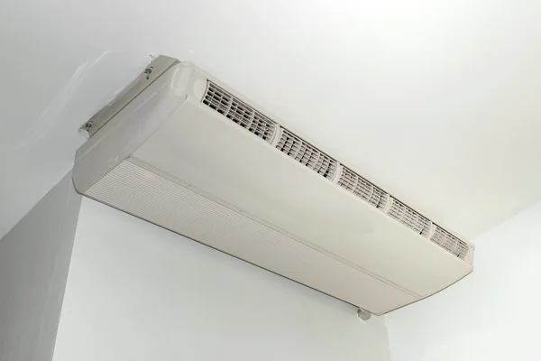 Aire acondicionado colgado en el techo — Foto de Stock