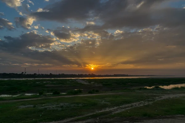 Захід сонця на річці Меконг. — стокове фото