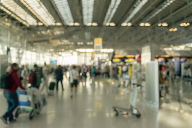 -Yolcu havaalanında bulanık.