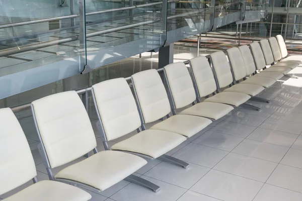 Yolcular havaalanlarında yatılı için boş sandalye. — Stok fotoğraf