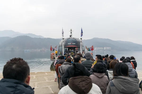 Navio de passageiros para turistas em toda a ilha . — Fotografia de Stock