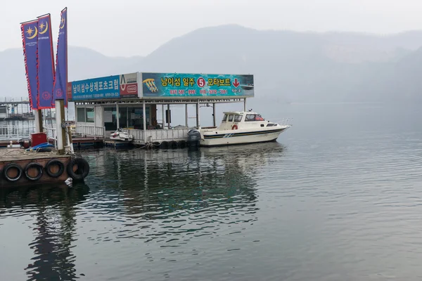 เรือโดยสารสําหรับนักท่องเที่ยวข้ามเกาะ . — ภาพถ่ายสต็อก