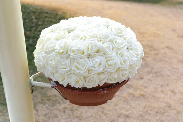 Bílé růže z textilu. — Stock fotografie
