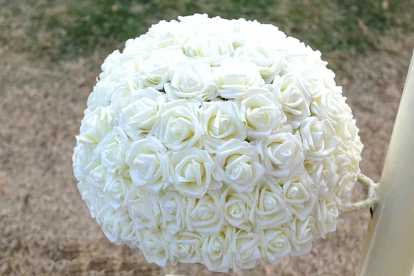 Rosas brancas feitas de tecido . — Fotografia de Stock