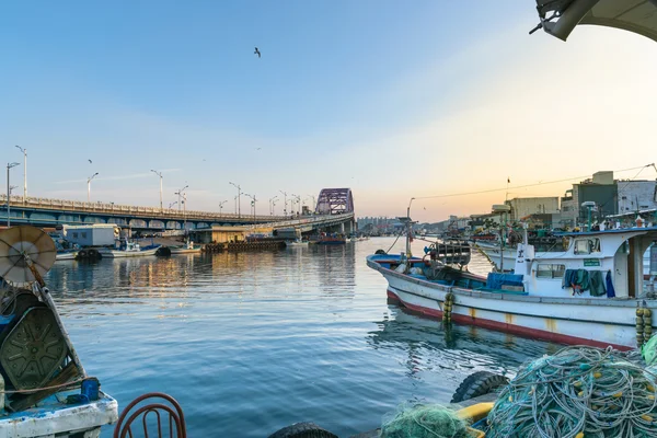 Balıkçı köyü Kore nehir üzerinde köprü. — Stok fotoğraf