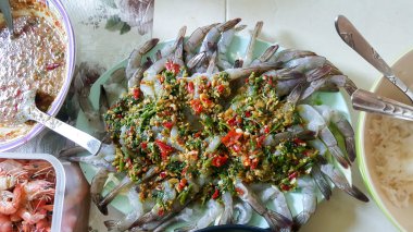 Baharatlı deniz ürünleri karides salatası.