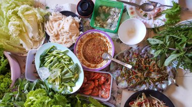 Baharatlı deniz ürünleri karides salatası.