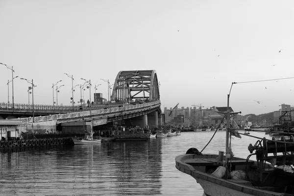 Мост через реку в рыбацкой деревне Кореи . — стоковое фото