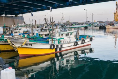 Kore'de bir balıkçı köyü, balıkçı tekneleri demirledi.