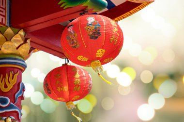 Kırmızı kağıt fener.