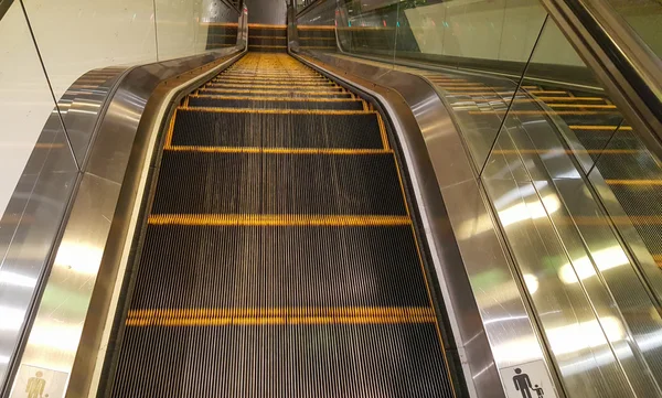 Escaliers mécaniques automatiques sont couramment utilisés dans divers endroits . — Photo