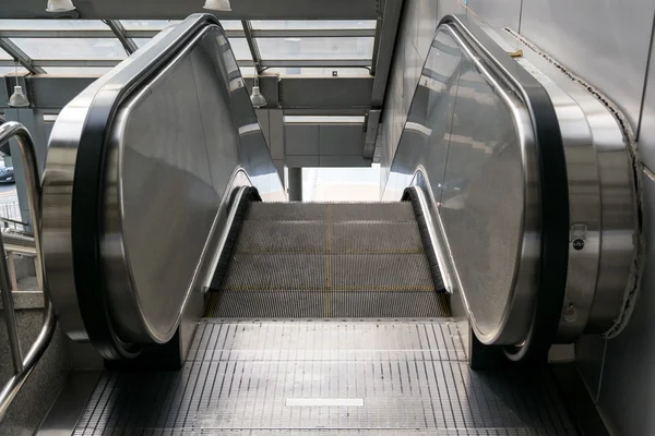 Automatické eskalátory v různých místech a budovách. — Stock fotografie