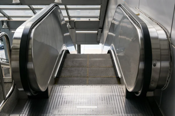 Automatische Rolltreppen an verschiedenen Orten und Gebäuden. — Stockfoto